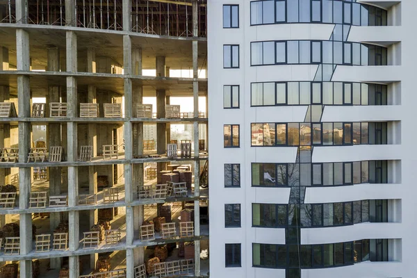 Comparación de primer plano de apartamento moderno alto de varios pisos o de —  Fotos de Stock