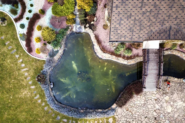 Vista aérea de bellamente ajardinada casa de recreo casa de campo c —  Fotos de Stock