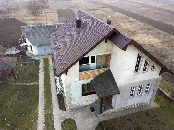 Luftaufnahme des neuen Wohnhauses mit Schindeldach. — Stockfoto