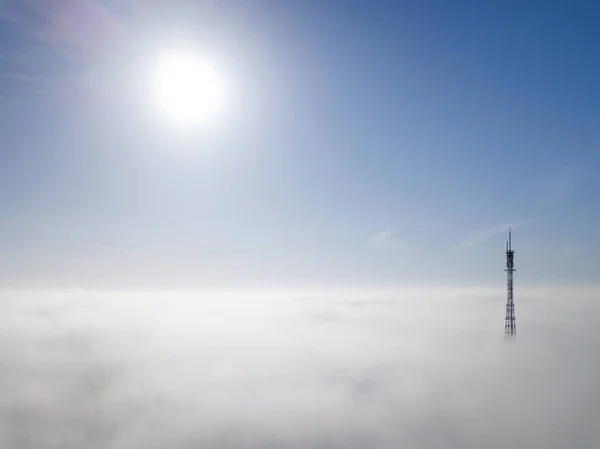 ラジオや Tv アンテン曇り霧の風景の空撮トップ — ストック写真