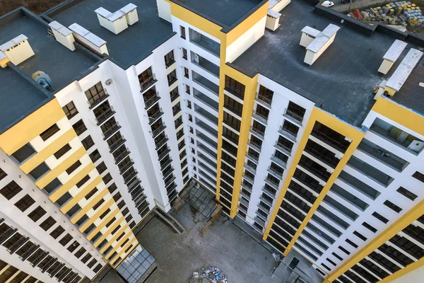 Vista aérea del complejo de apartamentos altos. Azul techo plano w —  Fotos de Stock