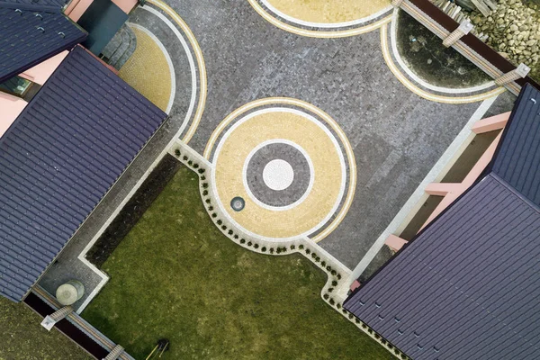 Yeşil hukuk arka plan üzerinde ev shingle çatı hava Üstten Görünüm — Stok fotoğraf