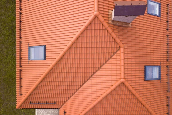 Widok z góry z dachu z metalowym dachem gontem, kominy ceglane — Zdjęcie stockowe
