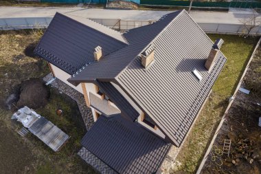 Dik shingle çatısı inşa havadan üst görünümü, tuğla bacaları bir