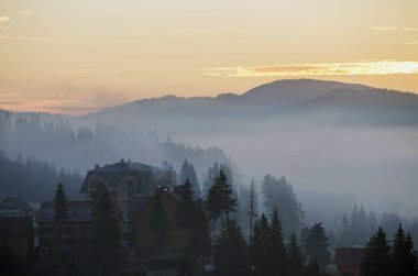 Binalar sisli mavi yarış arka plan üzerinde tatil köyü evleri
