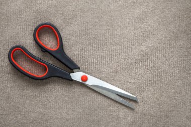 Keskin çelik metal makas hafif kumaş c izole Close-Up