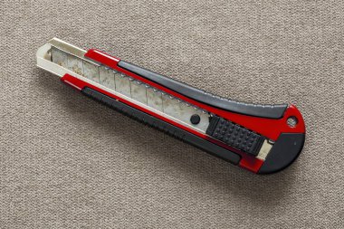 İzole ileti örneği geri çekilebilir metalik bıçakla Close-Up 