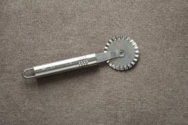 Keskin paslanmaz çelik metal mutfak aracı Close-up paslanmaz çelik metal kesme hamur hafif kumaş kopya alan arka plan üzerinde izole için yapılmış. Ev mutfak ekipmanları.