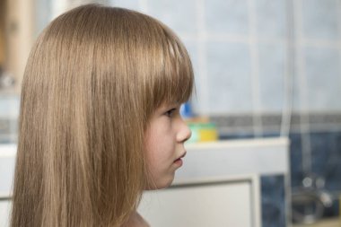 Güzel kız yüz portre, çocuk güzel gözleri ve uzun w