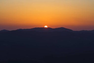 Güzel gün batımı dağlarda. Geniş panorama görünümünü büyük parlak 