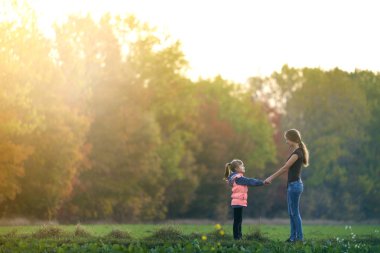 Arkadan görünüşü arasında genç ince çekici anne ve çocuk kız
