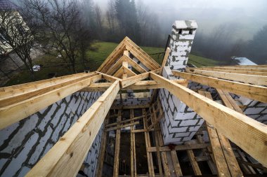 Çatı çerçeve ahşap kereste kirişler ve plakalar üstten görünüm wa üzerinde