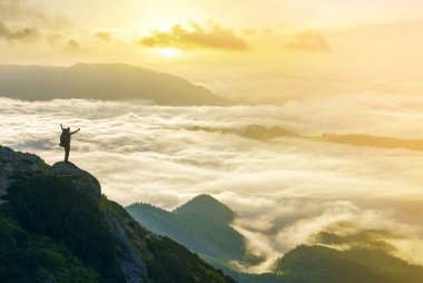 Geniş dağ panorama. Turist backpac ile küçük siluet