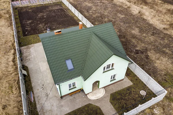 Vue aérienne du dessus du chalet résidentiel neuf avec chim en brique — Photo