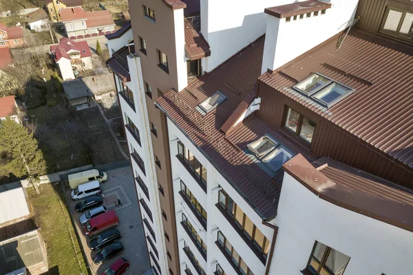 Widok z góry na nowy wysoki budynek apartamentowy z aneksem pokoju c — Zdjęcie stockowe