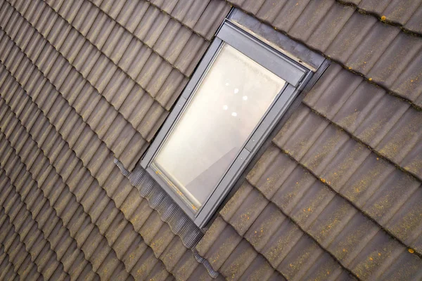 Primer plano de la nueva ventana de plástico ático instalada en casa de tejas —  Fotos de Stock