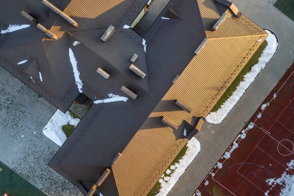 ままが付いている建物の茶色のシングルのタイル屋根の上の空中眺め — ストック写真