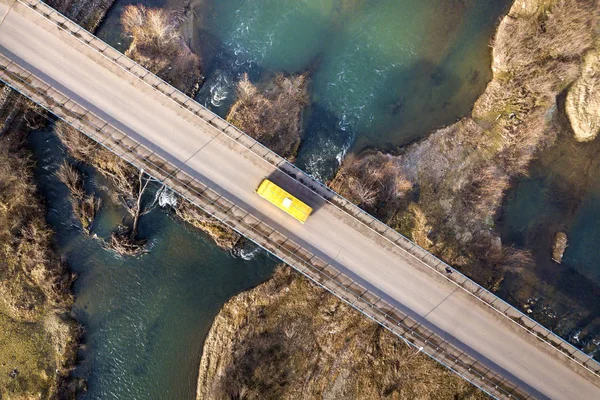 Luftaufnahme der weißen Brücke mit fahrendem Auto über blauem Wasser und — Stockfoto