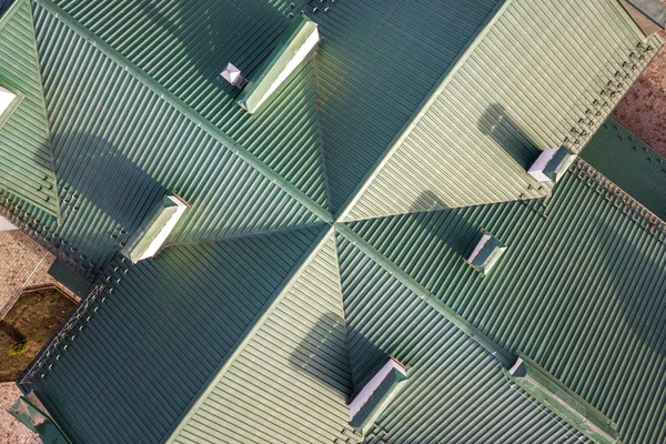 Luftaufnahme des Gebäudes mit grünen Schindeln Ziegeldachkonstruktion — Stockfoto