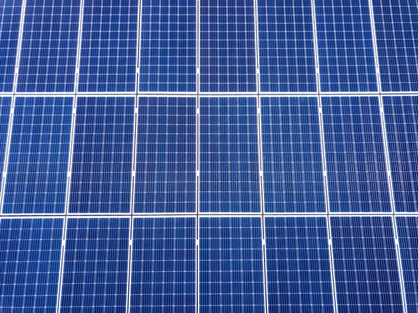 Superficie de primer plano del sistema de paneles fotovoltaicos solares brillantes azules —  Fotos de Stock