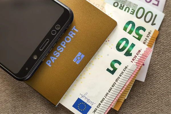 Nowoczesny telefon czarny, bonów pieniężnych w banknoty Euro i podróży pa — Zdjęcie stockowe
