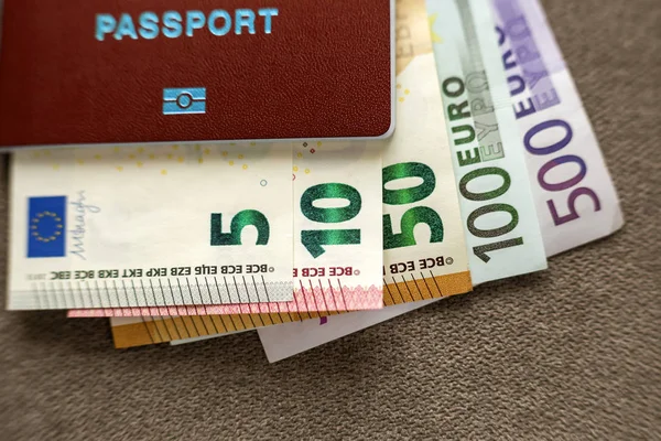 Passeport de voyage et argent, billets en euros factures sur l'espace de copie ba — Photo