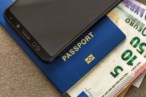 Современный черный мобильный телефон, евро деньги банкноты счета и путешествия папа — стоковое фото