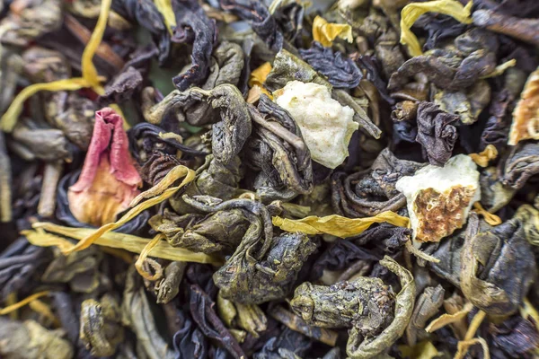 Close-up de chá seco pétalas de ervas abstrato escuro backgro colorido — Fotografia de Stock