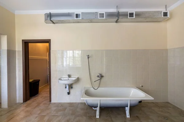 Εσωτερικό του ευρύχωρο ελαφρύ νοσοκομείο ή νηπιαγωγείο μπάνιο πνεύμα — Φωτογραφία Αρχείου