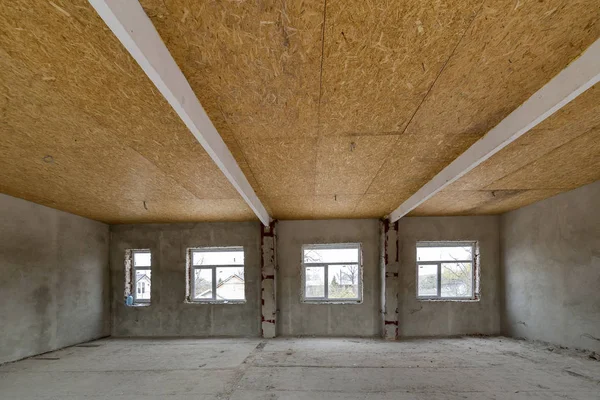 Befejezetlen lakás vagy ház nagy loft szoba felújítás alatt — Stock Fotó