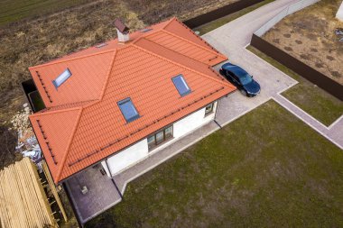 Tavan pencereleri ile ev metal Shingle çatı hava üst görünümü