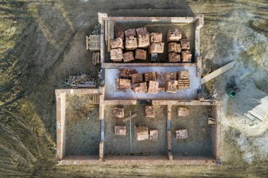 Havadan görünümü site oluşturma. Siperler toprağa kazdık ve dolu 