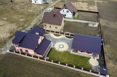 Yeşil hukuk arka plan üzerinde ev shingle çatı hava Üstten Görünüm