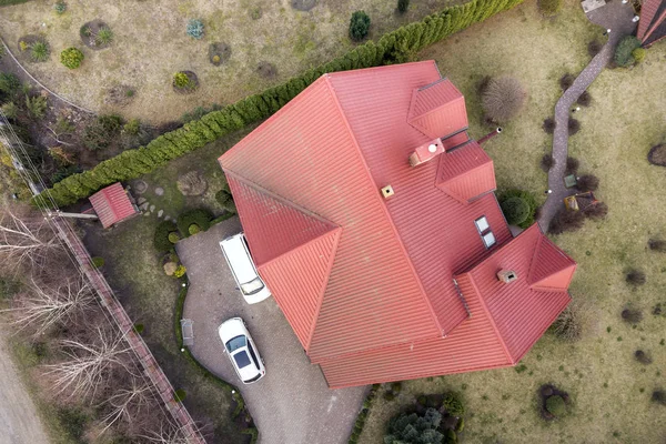 Luftaufnahme des neuen Wohnhauses mit Schindeldach — Stockfoto