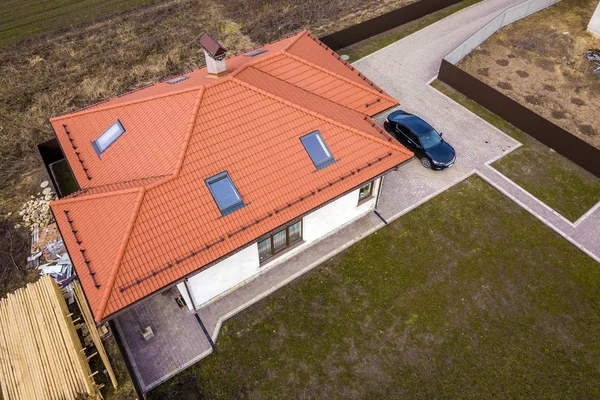 Vista superior aérea del techo de tejas de metal de la casa con ventanas del ático a — Foto de Stock