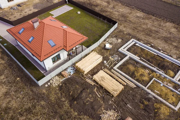 Vista aérea del nuevo techo de la casa con ventanas del ático y el edificio si —  Fotos de Stock