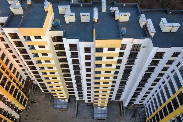 Widok z lotu ptaka na wysoki kompleks apartamentowy. Niebieski płaski dach w — Zdjęcie stockowe