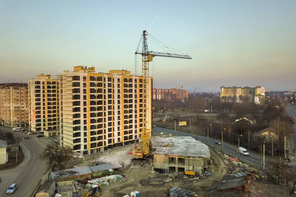 Vista aérea do complexo de edifícios de apartamentos altos, construção inacabada — Fotografia de Stock