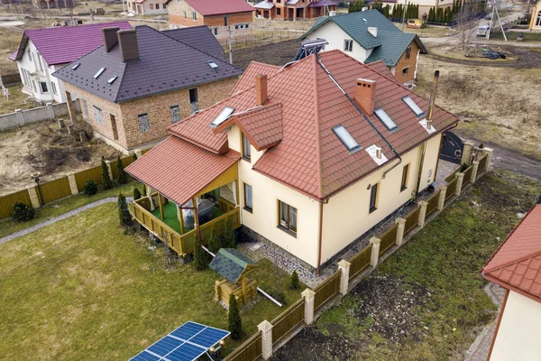屋根が付いている新しい家と住宅地の空中トップビュー — ストック写真