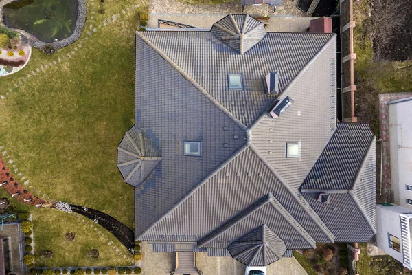 Légifelvétel a gyönyörűen parkosított ingatlan komplexum. A tetők — Stock Fotó