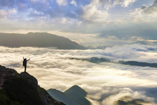 Amplio panorama de montaña. Pequeña silueta de turista con backpac — Foto de Stock