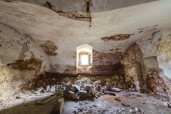 Velho abandonado quarto porão vazio de edifício antigo ou palácio w — Fotografia de Stock