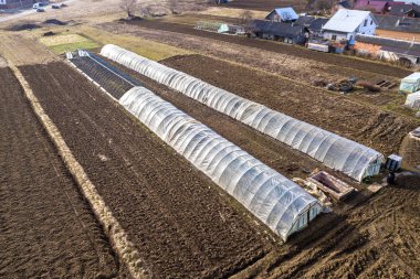 Polietilen kaplı uzun kemerli seralar havadan görünümü