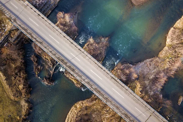 Luftaufnahme der weißen Brücke über blaues Wasser und steinige Inseln. — Stockfoto