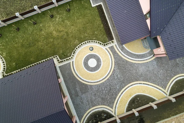 Vista superior aérea do telhado da telha da casa no fundo da lei verde — Fotografia de Stock