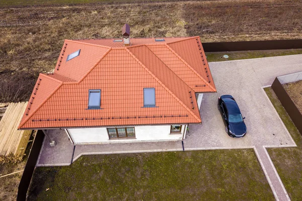 Vista superior aérea do telhado da telha do metal da casa com janelas do sótão a — Fotografia de Stock
