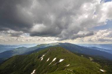 Dağ ridge manzara dramatik bulutlu gökyüzü altında yaz veya bahar geniş panoramik görünüm.