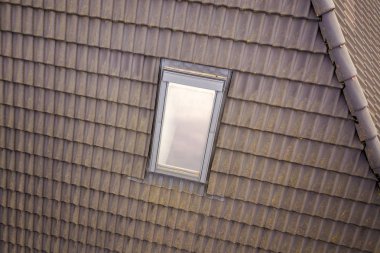 Yeni tavan plastik pencere shingled evde yüklü Close-Up