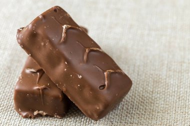 İki izole izole koyu kahverengi çikolata şeker snickers barlar o