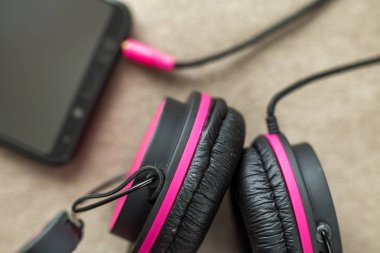 Cep telefonu üzerinde hafif kumaş düz co izole kulaklık bağlı